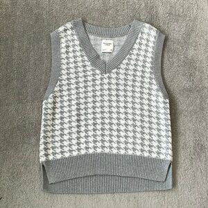 Abercrombie & Fitch Gray and White Houndstooth V-Neck Sweater Vest
